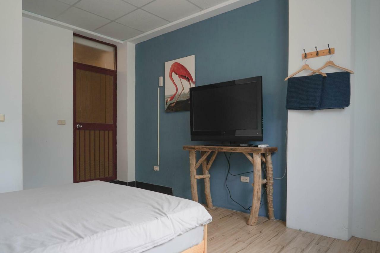 Dulan The Travel Bug Bistro Inn Donghe Exterior photo